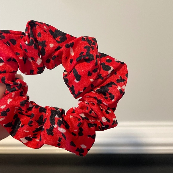 5 for $20: American Eagle scrunchies - Picture 7 of 8